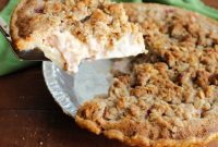 Velvety Sour Cream Rhubarb Pie