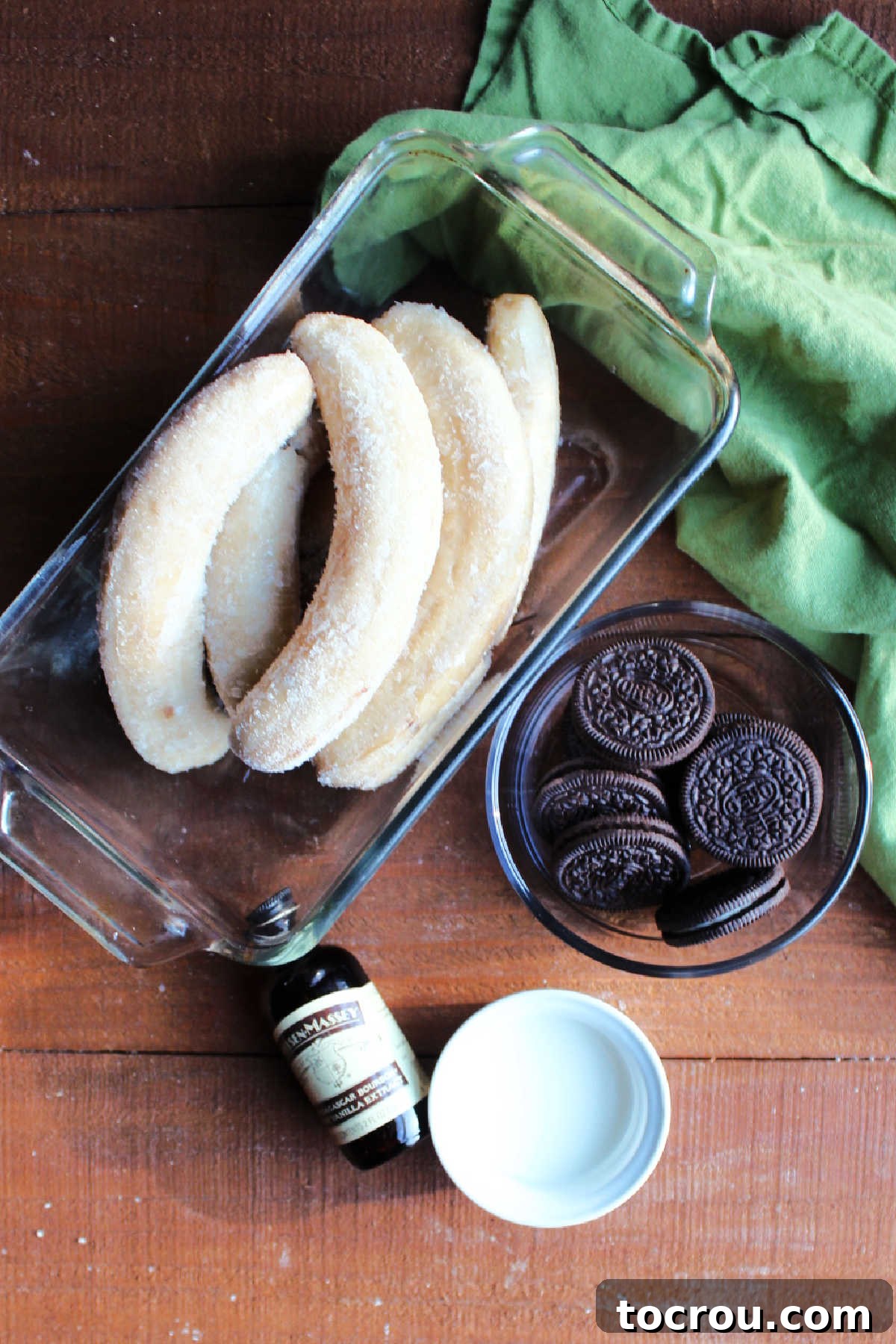 Ingredients for making Oreo nice cream, frozen bananas, vanilla, milk and Oreos.