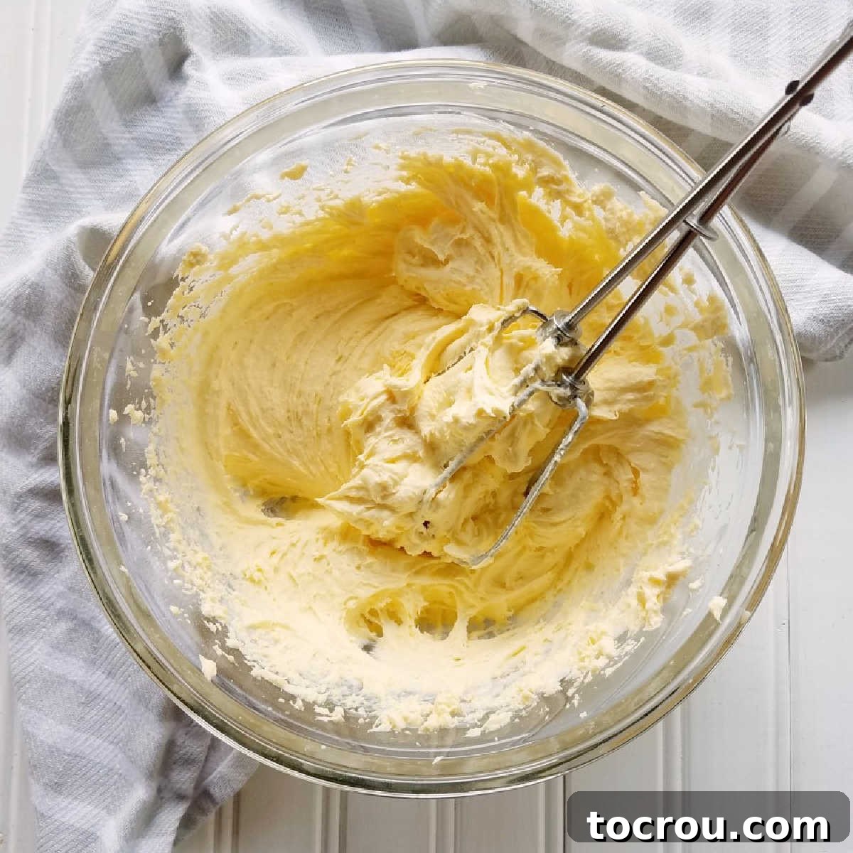 Effortless Pudding Cake Layer 2 glass bowl filled with vanilla pudding cake filling.