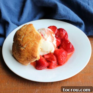 Sweet biscuit filled with vanilla ice cream and macerated strawberries.