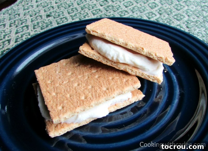 Graham crackers with maple cream cheese frosting between them making frosting sandwiches.